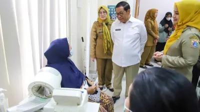 Gubernur DKI Jakarta Pramono Anung memastikan layanan kesehatan bagi PBI JK yang terdampak reaktivasi. (Sumber: beritajakarta.id | Foto: beritajakarta.id)