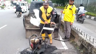 Pasukan Kuning Satuan Pelaksana (Satpel) Bina Marga Kecamatan Matraman, Jakarta Timur sudah memperbaiki 22 titik lubang di Jalan Matraman Raya. (Sumber: beritajakarta.id | Foto: beritajakarta.id)