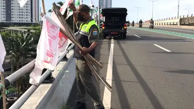 Tindak Lanjut Instruksi Prabowo, 1.950 Personel Satpol PP Tertibkan Atribut Partai di 93 Titik Flyover di DKI Jakarta 