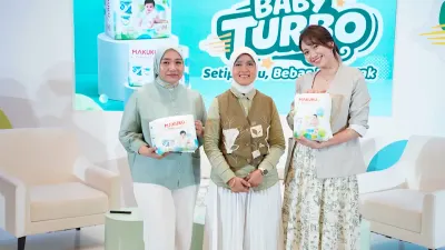 (ki-ka) Head of Marketing MAKUKU Indonesia, Sulistyowati ; Dokter Spesialis Anak Konsultan Tumbuh Kembang - Pediatri Sosial, Prof. Dr. dr. Rini Sekartini, Sp.A(K) ; momfluencer, Shania Junianatha (Dok MAKUKU)
