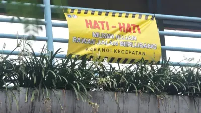 Bahaya Jalan Berlubang Renggut Nyawa, Dinas Bina Marga DKI Pasang Imbauan di Titik Jalan Rawan DKI Jakarta