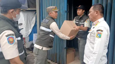 Satpol PP Jakarta Barat Berhasil Sita 2.105 Botol Minuman Beralkohol dari 8 Wilayah Secara Serentak! 
