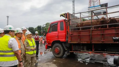 Gubernur DKI Jakarta, Pramono Anung meninjau kedatangan sapi impor asal Australia di Dermaga 101 Pelabuhan Tanjung Priok, Jakarta Utara, Senin (23/2). (Sumber: Beritajakarta.id | Foto: Beritajakarta.id)