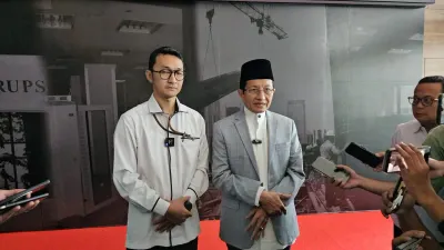 Menag Nasaruddin Umar mendatangi KPK untuk menjelaskan penggunaan pesawat khusus ke Sulsel serta komitmen cegah gratifikasi.