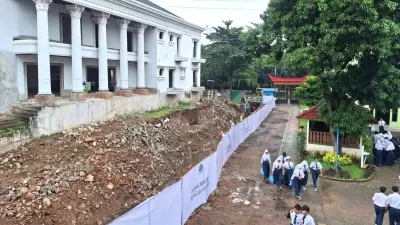 Sempat Viral, Pemilik Tembok Roboh di Area SMPN 182 Bangun Pembatas Sementara!
