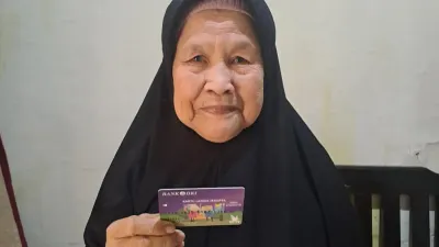 Pemerintah Provinsi DKI Jakarta melalui Dinas Sosial kembali mencairkan Bantuan Sosial Pemenuhan Kebutuhan Dasar (PKD). (Sumber: beritajakarta.id | Foto: beritajakarta.id)