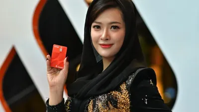 Dara Sarasvati diperkenalkan sebagai Brand Ambassador Bank Jakarta dalam peluncuran Kartu Debit Visa yang mendukung transaksi global, aman, dan praktis.
