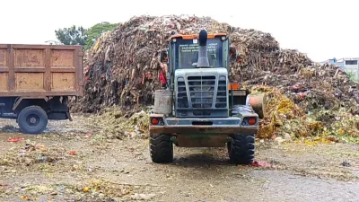 Sisa 1.300 Ton, DLH Jakarta Timur Berhasil Angkut 450 Ton Sampah Pasar Induk Kramat Jati di Hari Pertama 