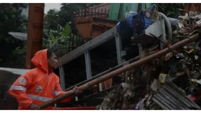 Sampah di Badan Air Bisa jadi Pemicu Banjir, Pasukan Orange DLH Jakarta Siaga di Berbagai Titik Sungai untuk Pastikan Aliran Air Lancar