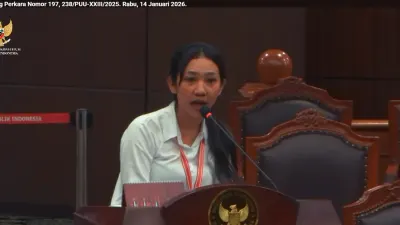 Eva Meliani Pasaribu menjadi saksi dalam sidang permohonan uji materiil Undang-Undang tetang Peradilan Militer di MK RI pada Rabu, 14 Januari 2026 (Sumber: YouTube MK RI | Foto: YouTube MK RI)
