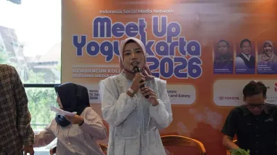 Redaktur Ayobandung.com, Dian Naren Budi Prastiti membahas propaganda digital dan peran AI dalam membentuk konten pada ISMN Yogyakarta Meetup 2026