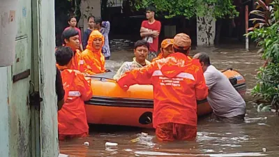 Kali Cakung Drain Meluap, BPBD DKI Jakarta Evakuasi Warga dengan 2 Perahu karet 