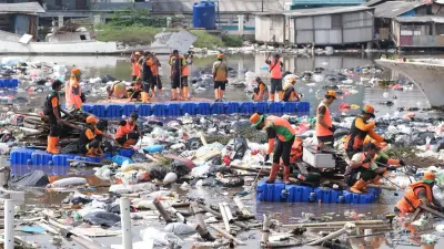 Selama 4 Hari! 137 Ton Sampah Pesisir Tanggul Laut Muara Baru Berhasil Diangkut Sudin LH bersama UPSBA