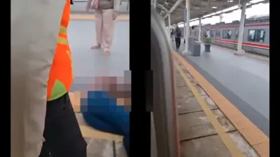 Diduga Kelelahan, Viral Penumpang KRL Terjatuh Pingsan di Stasiun Matraman Jakarta Timur 