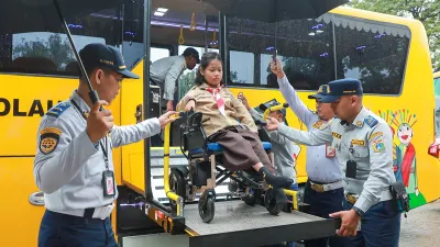 Pemprov DKI Jakarta meluncurkan layanan 32 angkutan bus sekolah ramah disabilitas tahun 2026. (Sumber: beritajakarta.id | Foto: beritajakarta.id)