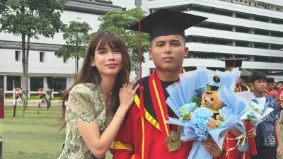 Sabrina Chairunnisa Hadir di Acara Wisuda Zaky Hermawan. (Sumber: Instagram.com/@sabrinachairunnisa_)