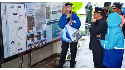 Gubernur Pramono Anung tinjau langsung pembebasan lahan untuk proyek normalisasi Kali Ciliwung. (Sumber: beritajakarta.id/ Reza Pratama Putra)