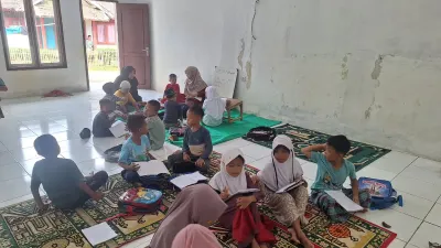 Meski Belajar di Lantai, Guru Madrasah Binaan PNM di Serang Ini Buktikan Ekonomi Bukan Penghalang Mimpi