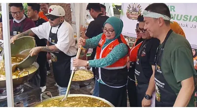 Libatkan King Abdi, Baznas Jakarta Timur Dirikan Dapur Umum untuk Penuhi Kebutuhan Makan Penyintas Genangan di Cawang