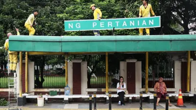 Perbaikan atap dan lampu penerangan di Halte Litbang Pertanian (Sumber: beritajakarta.id | Foto: beritajakarta.id)
