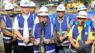 Gubernur DKI Jakarta, Pramono Anung, secara tegas menetapkan pembangunan jalan sejajar rel kereta api di kawasan Pasar Minggu, Jakarta Selatan, sebagai prioritas utama untuk segera diselesaikan. (Sumber: beritajakarta.id | Foto: beritajakarta.id)
