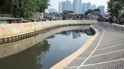 Gubernur DKI Jakarta, Pramono Anung meninjau proses pembangunan prasarana dan sarana Kali Grogol Segmen Kemanggisan di Jakarta Barat, Kamis (2/7). (Sumber: beritajakarta.id | Foto: beritajakarta.id)
