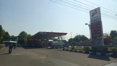 Pertamina memastikan pasokan Pertalite di Kabupaten Cirebon tetap aman dan mencukupi meski sempat terjadi antrean kendaraan di sejumlah SPBU akibat lonjakan permintaan.