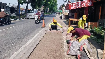 Suku Dinas Bina Marga Jakarta Selatan melakukan perbaikan trotoar di Jalan Moh Kahfi II, Kelurahan Ciganjur, Kecamatan Jagakarsa. (Sumber: beritajakarta.id | Foto: beritajakarta.id)