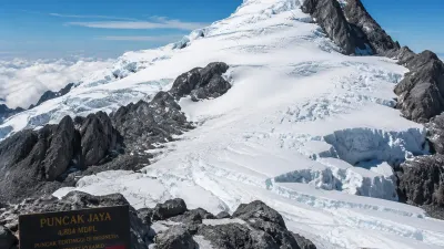 Badan Meteorologi, Klimatologi, dan Geofisika (BMKG) memberikan peringatan serius bahwa lapisan es abadi di Puncak Jaya, Papua, berpotensi lenyap sepenuhnya pada akhir tahun 2026 atau awal 2027. (Sumber: Generate by AI | Foto: Generate by AI)