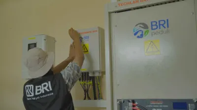 BRI melalui program BRI Peduli menyalurkan bantuan PLTS di Desa Bojong, Bandung Barat, guna mendukung akses energi bersih, meningkatkan produktivitas, dan kesejahteraan masyarakat.