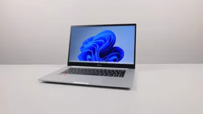 Infinix XBOOK 15, Salah Satu Laptop dengan RAM 8 GB. (Sumber: youtube.com/@JagatReview)