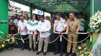 Gubernur DKI Jakarta, Pramono Anung, baru saja meresmikan Shelter Grab Indonesia Thamrin-Bundaran HI yang berlokasi di Wisma Kosgoro, Menteng, pada Selasa, 7 Juli 2026. (Sumber: beritajakarta.id | Foto: beritajakarta.id)