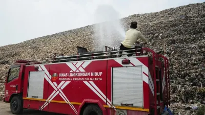 Pemprov DKI Jakarta melalui Dinas Lingkungan Hidup terus memperkuat langkah mitigasi dan kesiapsiagaan di TPST Bantargebang dalam menghadapi musim kemarau. (Sumber: beritajakarta.id | Foto: beritajakarta.id)