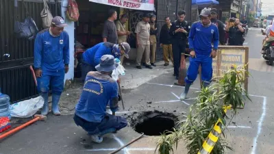 Hati-hati! Jalan Assirot Kebon Jeruk Amblas, Perbaikan Terkendala Kabel Tegangan Tinggi