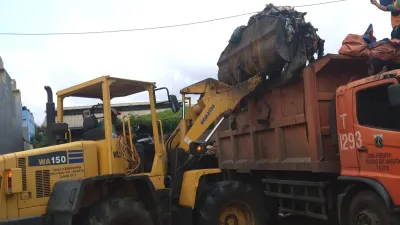 Penanganan sampah di TPST belakang Pasar Cakung