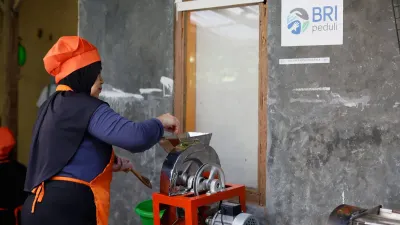 BRI Peduli melalui Program AURA mendukung KWT Bina Tani Mysari Pala di Bogor lewat pelatihan dan bantuan alat produksi guna meningkatkan kapasitas usaha, kualitas produk, serta memperluas pemasaran olahan pala.