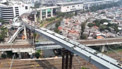 PT Jakarta Propertindo (Perseroda) atau Jakpro menuntaskan proses pengangkatan girder terakhir, pada pembangunan LRT Jakarta Fase 1B rute Velodrome–Manggarai. (Sumber: beritajakarta.id | Foto: beritajakarta.id)