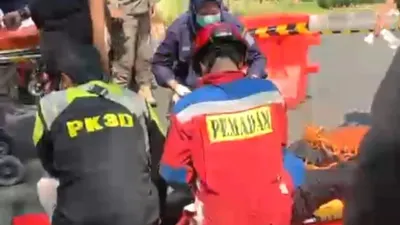 Personel Gulkarmat Jakarta Timur berhasil mengevakuasi tiga jenazah dari gorong-gorong di Jalan Mabes Hankam, Kelurahan Bambu Apus, Kecamatan Cipayung. (Sumber: beritajakarta.id | Foto: beritajakarta.id)