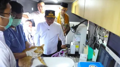 Gubernur DKI Jakarta, Pramono Anung meninjau layanan mobil klinik hewan keliling Jakarta di RPTRA Mustika 2, Kramat Jati, Jakarta Timur, Jumat (10/7). (Sumber: beritajakarta.id | Foto: beritajakarta.id)