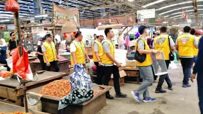Perumda Pasar Jaya resmi meluncurkan Gerakan Bersama Bersih Pasar (GEBER) di Pasar Induk Kramat Jati, Jakarta Timur. (Sumber: beritajakarta.id | Foto: beritajakarta.id)