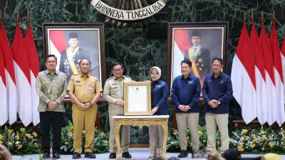 Gubernur DKI Jakarta, Pramono Anung bersama Kepala Badan Pusat Statistik RI, Amalia Adininggar Widyasanti mencanangkan pelaksanaan sensus ekonomi 2026, Senin (13/7). (Sumber: Beritajakarta.id | Foto: Beritajakarta.id)