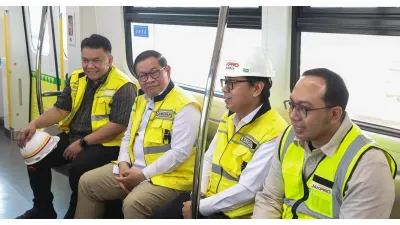 Gubernur DKI Jakarta Pramono Anung tinjau kesiapan sekaligus mengikuti uji coba kesiapan operasional LRT Jakarta di Stasiun Rawamangun, Jakarta Timur, Selasa (14/7). (Sumber: beritajakarta.id)