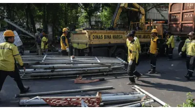 Dinas Bina Marga DKI Jakarta Mulai Bongkar JPO Tedean (Sumber: beritajakarta.id)