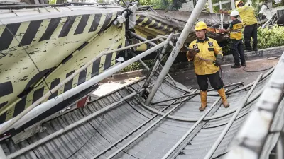 Jembatan Penyeberangan Orang (JPO) Tendean yang mengalami kerusakan akibat tertabrak truk pengangkut alat berat telah selesai dievakuasi. (Sumber: beritajakarta.id | Foto: beritajakarta.id)