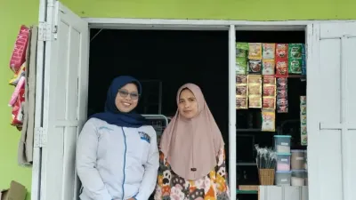 Ainun, Account Officer PNM Mekaar, saat mendampingi kelompok nasabah dalam kegiatan pemberdayaan dan pendampingan usaha ultra mikro di Bulukumba, Sulawesi Selatan.