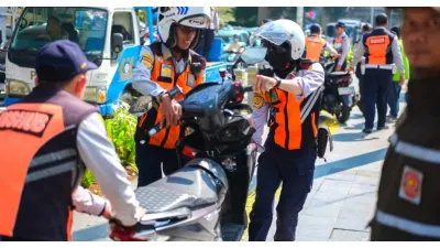 21 Sepeda Motor Parkir Liar di Trotoar Depan ITC Kuningan Ditindak (Sumber: beritajakarta.id)