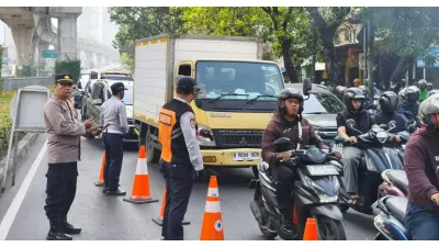 Mitigasi Cegah Kendaraan Angkutan Barang Tabrak JPO Diperkuat (Sumber: beritajakarta.id)