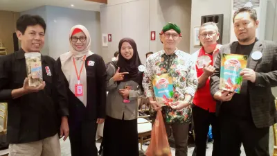 Rosyidah, pelaku UMKM asal Indramayu, mengembangkan usaha olahan hasil laut berkat dukungan Pelatihan Purna Pekerja Migran dan fasilitas KUR BRI.