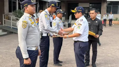 Keempat petugas tersebut berhasil menggagalkan aksi penjambretan bersenjata tajam di kawasan Jalan HR Rasuna Said, Setiabudi, Jakarta Selatan. (Foto: beritajakarta.id)