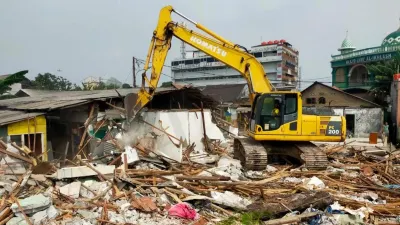 Sebanyak 111 personel gabungan melakukan penertiban dan penataan lahan di RW 13, Jalan Perintis Kemerdekaan, Kelurahan Pegangsaan Dua, Kecamatan Kelapa Gading, Jakarta Utara. (Sumber: beritajakarta.id | Foto: beritajakarta.id)
